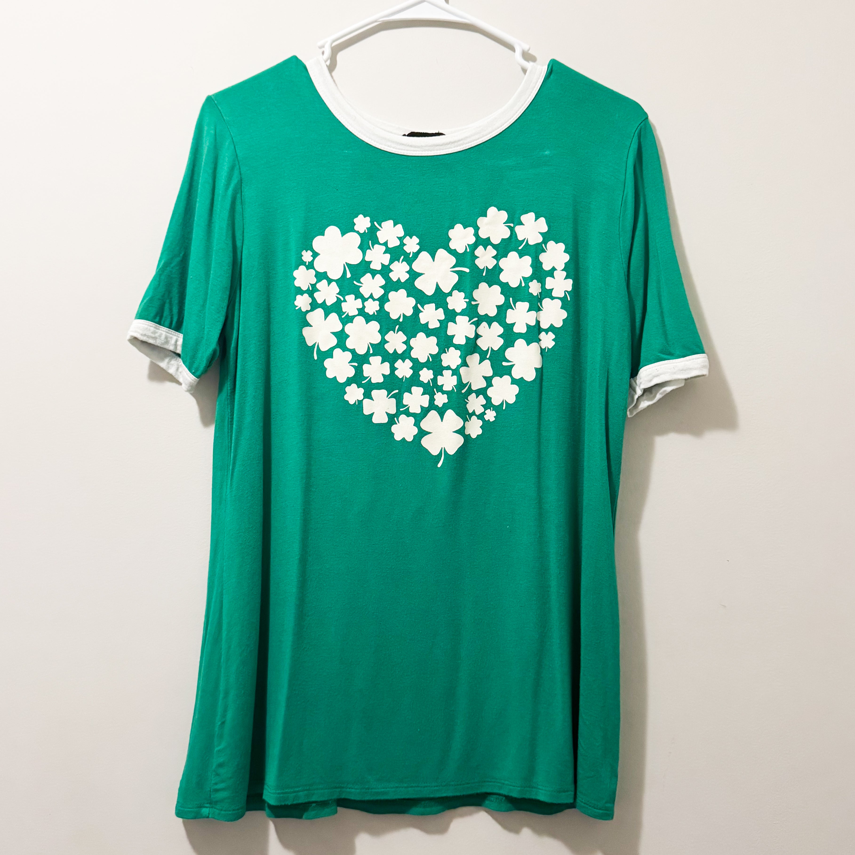 Women’s Green Heart Clover Hemish Tee Size Medium