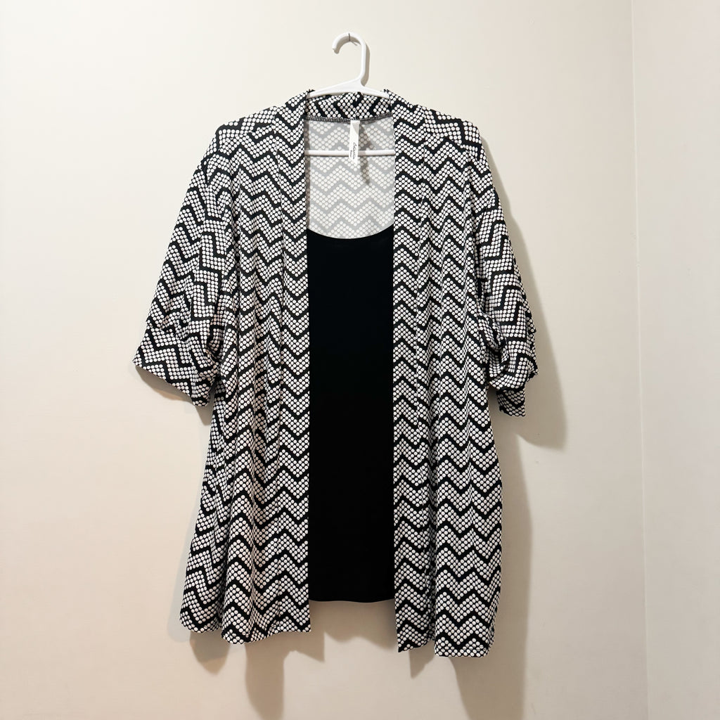 Women’s Black & White Patterned Blouse Size 2X