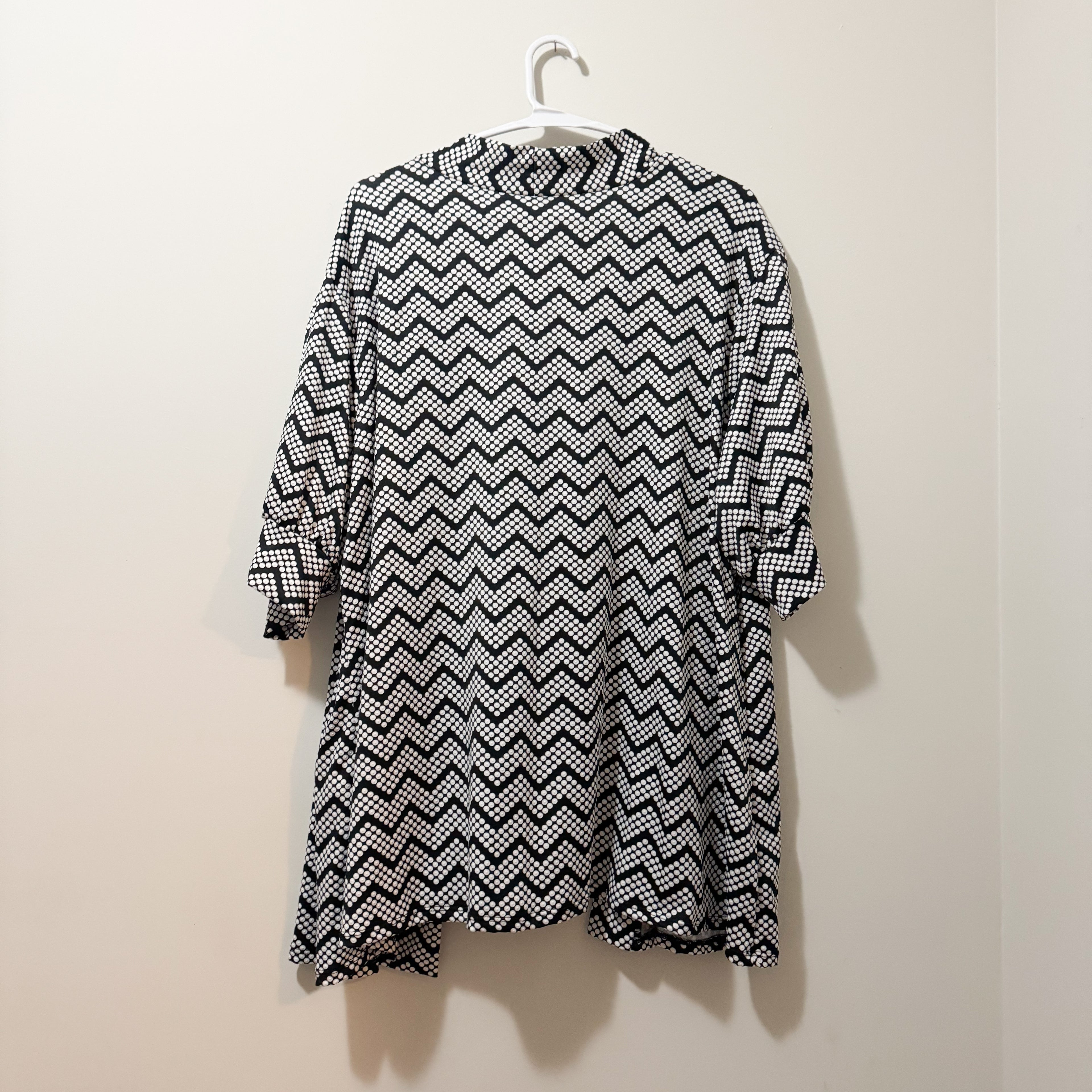 Women’s Black & White Patterned Blouse Size 2X