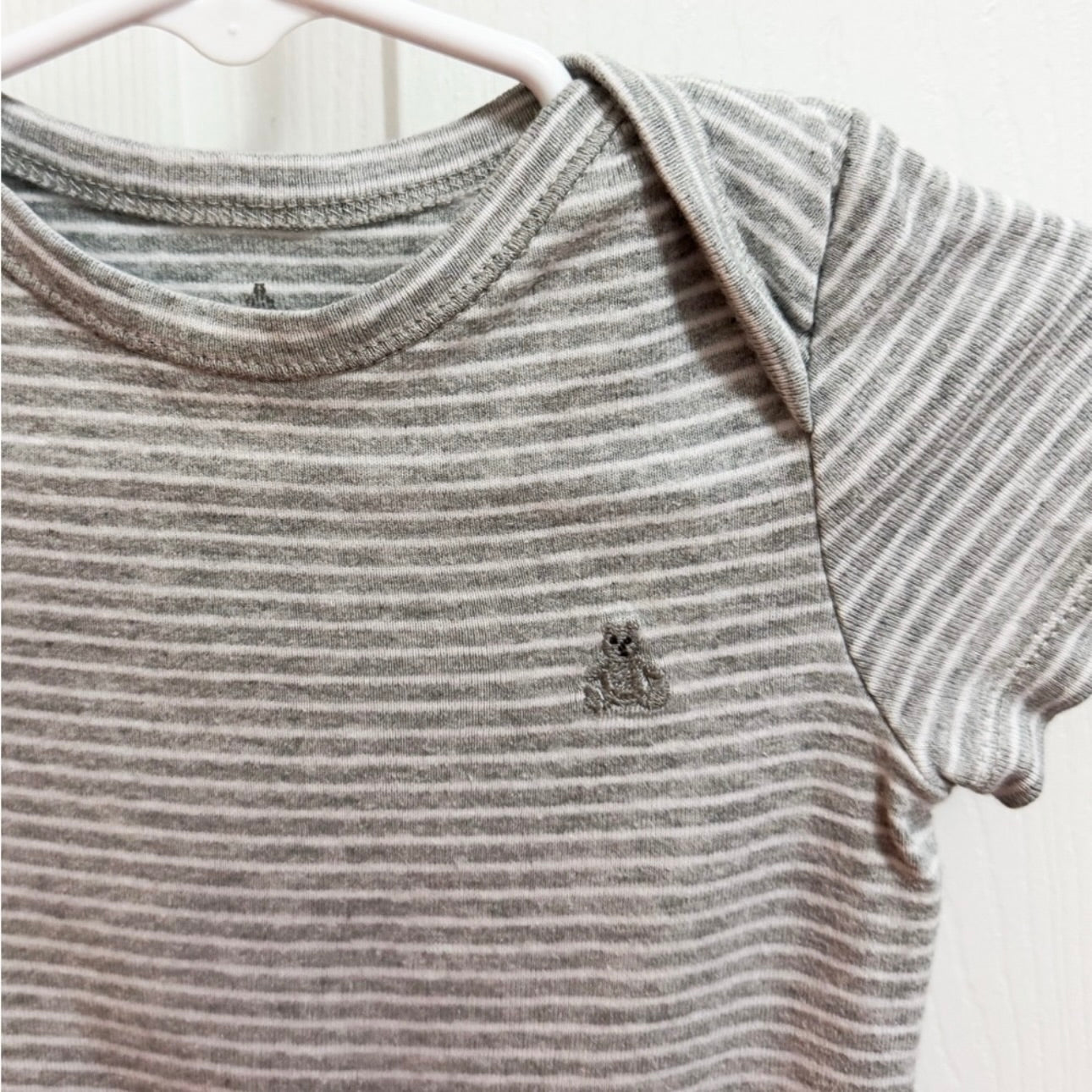 Kids GAP Grey & White Baby Onesie Size 9-12M